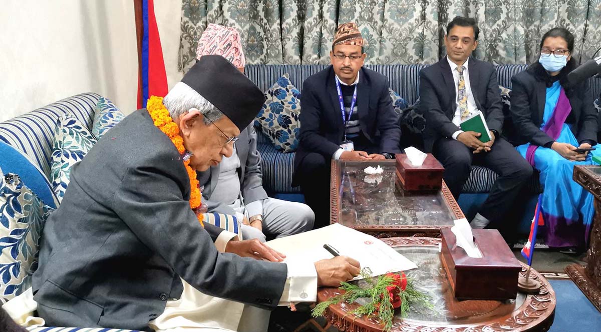 ज्येष्ठ सदस्य जबराले गरे पदबहाली, भोलि नवनिर्वाचित सांसदलाई शपथ खुवाउने